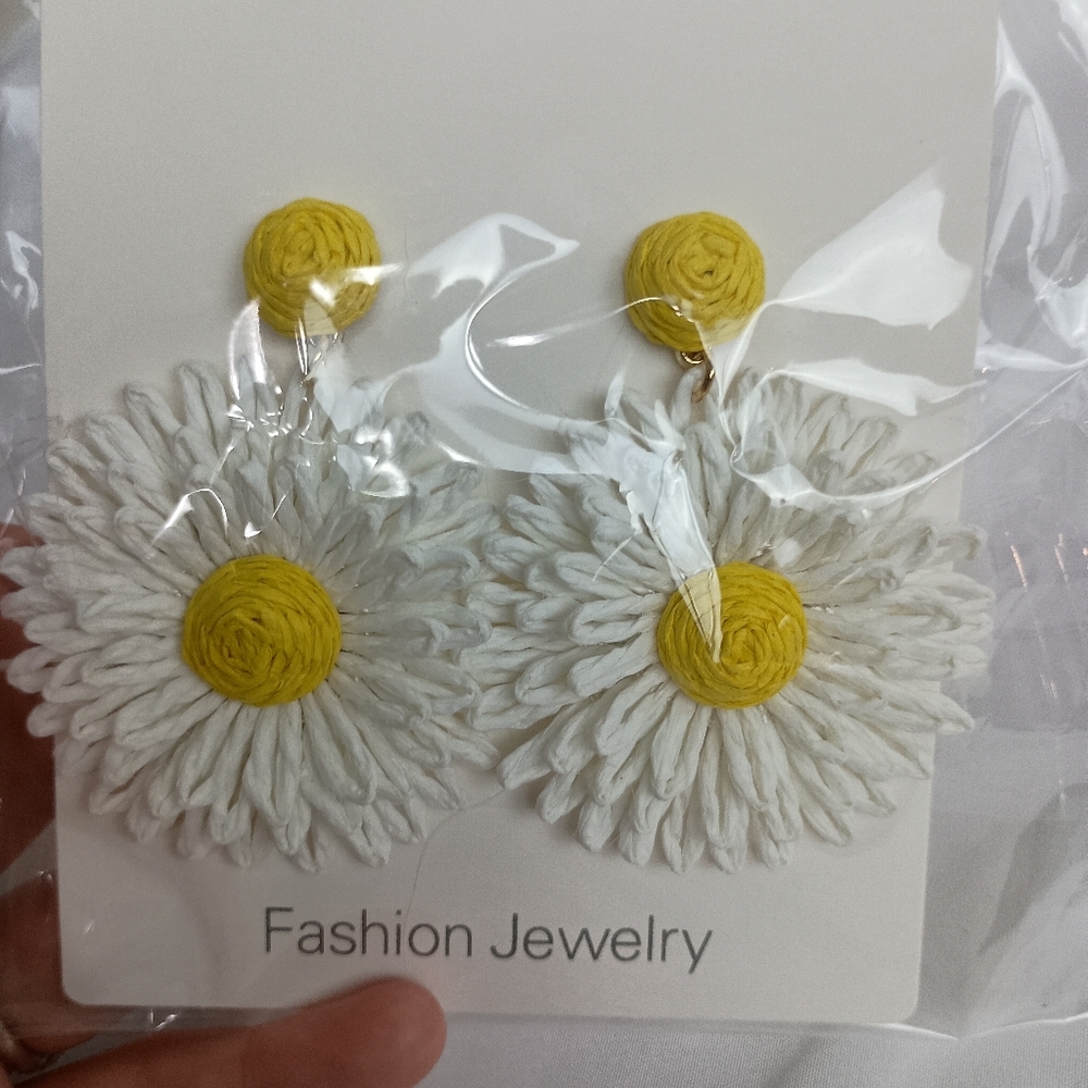 Handcrafted‎ Boho Yellow and White Daisy Summer Dangling Earrings (#0284)